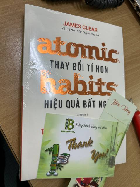 Đóng gói rất cẩn thận, lần đầu mình thaasy1 shop bọc hàng mà (bọt biển) để bọc nhiều như thế. Sách cũng có bọc mới, new 100%