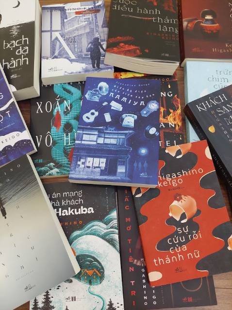 Tiệp tap hóa Namiya nơi kết nối quá khứ với hiện tại cũng là nơi kết nối những thân phận con người. Một cốt chuyện nhẹ nhàng mang hơi hướng kỳ ảo giả tưởng nhưng vẫn đong đày cảm xúc. Không giồng với các tác phẩm trinh thám tội phạm mang màu sắc bi quan, đọng lại trong tâm trí người đọc ở tác phẩm này là những điều tốt đẹp, kỳ diệu có từ bản chất thiện lương của con người.