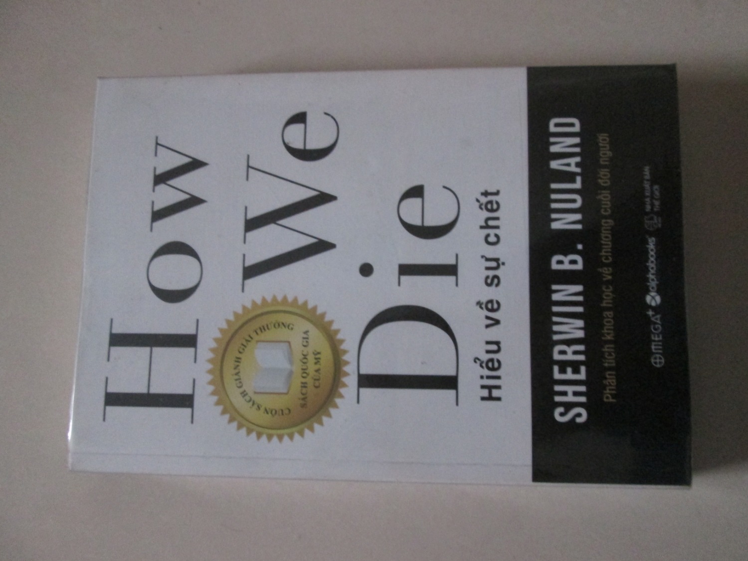 - Giao hàng: mua quyển này cũng khá lâu rồi, nhưng vì mình vẫn mua hàng của tiki, nên chắc là trong đợt trước nhân viên giao hàng cũng tốt tánh và giao đúng ngày.
- Hình thức sản phẩm:  Bìa bình thường. Giấy trắng, mặt giấy mịn. Gáy dán. Quyển sách cầm khá nặng tay với khoảng 400 trang.
- Nội dung sản phẩm: mình nghĩ cuốn này sẽ kén người đọc. Đây là một câu truyện dài của tác giả, dưới vai trò là bác sĩ, kể về những lần chứng kiến cái chết xảy ra. Với những phân tích khoa học, câu chuyện mang lại cảm giác khô khan. Với những dòng cảm nhận, các câu chuyện lại nhuốm màu bi lụy. Mình thích cuốn này.