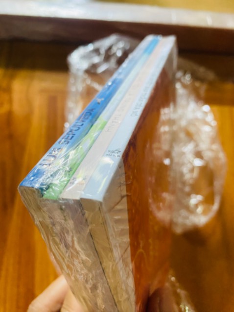 Sách in năm 2023, rất tiếc vì đã chọn Bookcare mà không được bọc.
Đóng gói không có lớp điệm nên góc sách bị gãy.