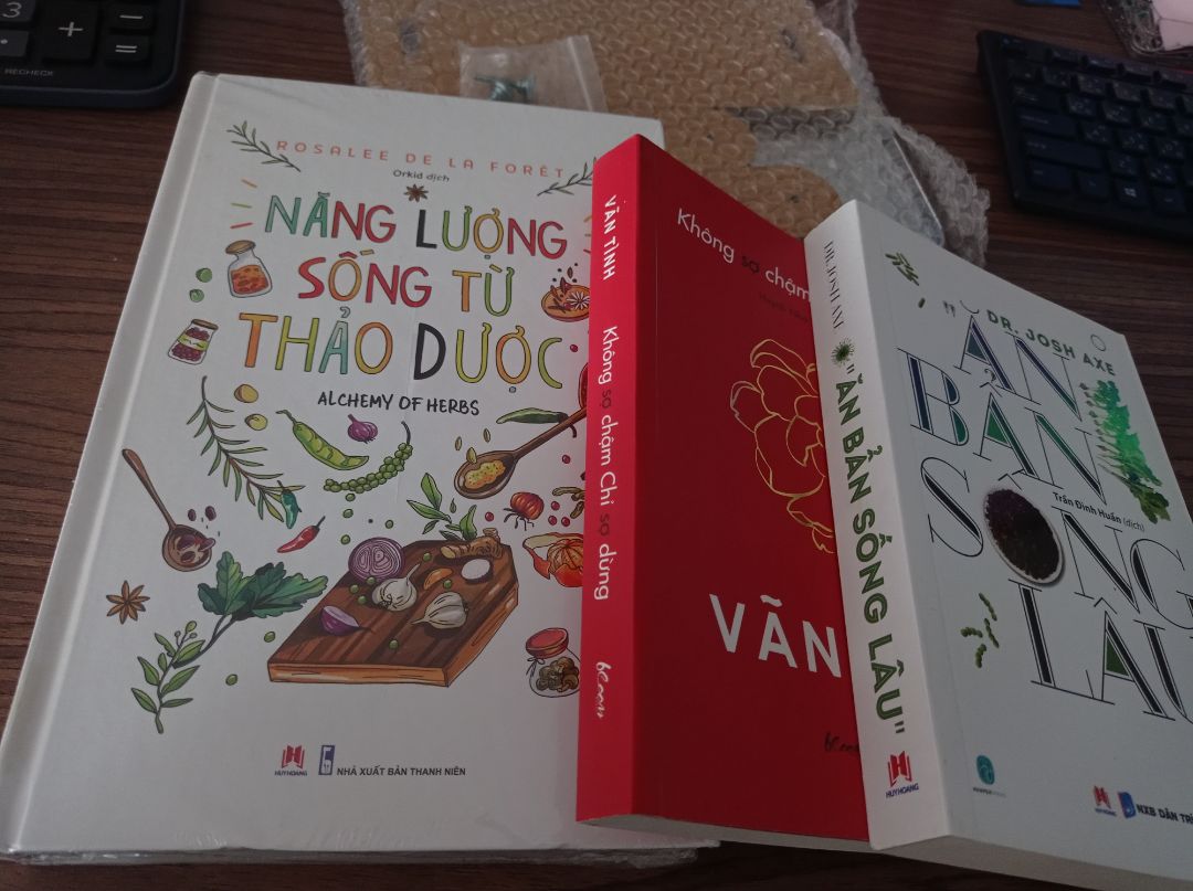 Vì dịch nên giao hàng hơi chậm nhưng sách đóng gói  thì khỏi chê nhé, đóng gói cẩn thận ! Sách có rất nhiều hình ảnh minh hoạ, mình mới xem qua nội dung thấy đúng là quyển sách mình đang tìm. Già rồi  nên thích đọc về cây cỏ sức khoẻ hơn thì phải ?