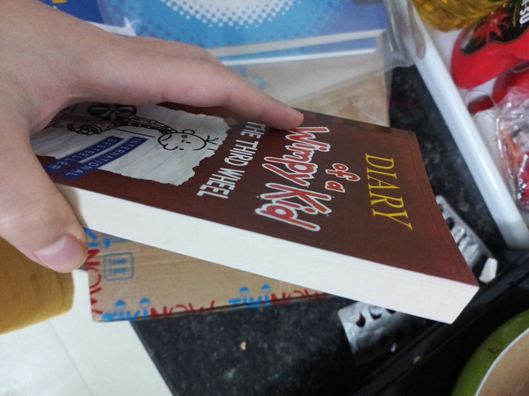 giao hàng nhanh cực, 2 tiếng là có rồi. mình ưng nhất khoản đóng gói, sách bọc cẩn thận lắm. không có trang nào bị lỗi, có điều giấy tối màu hơn mình nghĩ, còn lại okela