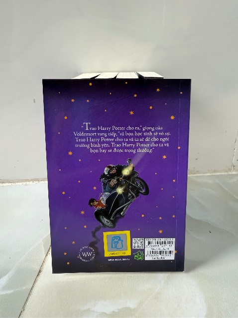 - bản khổ nhỏ cầm rất thích tay, chữ bên trong không quá nhỏ, chất giấy không giống bản HP 7 cuốn.  
- săn deal trên Tiki giá giảm gần một nửa. 
- mình mua trước tập 6 và 7 trong đợt sale 8/8.
- tiki giao hàng nhanh