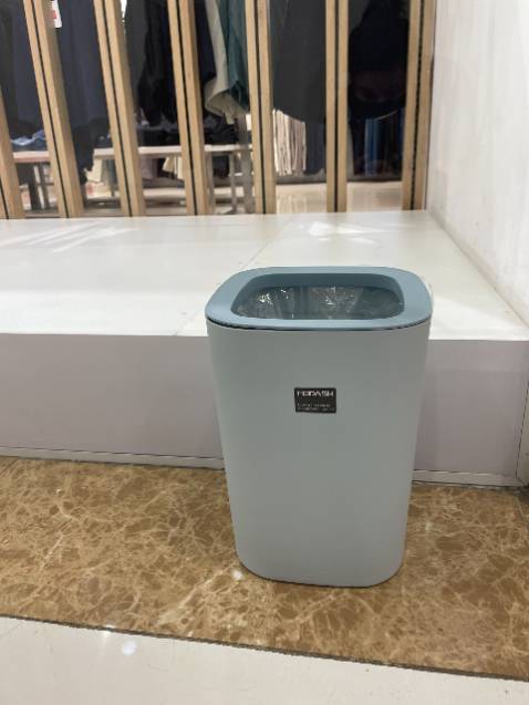 Rất đẹp và chắc chắn, ưng cái tông màu Patel này dữ luôn! Chất nhựa cứng cáp, đẹp tốt nhìn rất sang và hiện đại. Nắp có vòng để dấu túi rác lại rất đẹp mắt. Đúng tích lớn 12 lít phù hợp với nhu cầu. Mình mua mấy cái liền để tại store quần áo của mình best hợp over hợp luôn. Rất hài lòng!!!