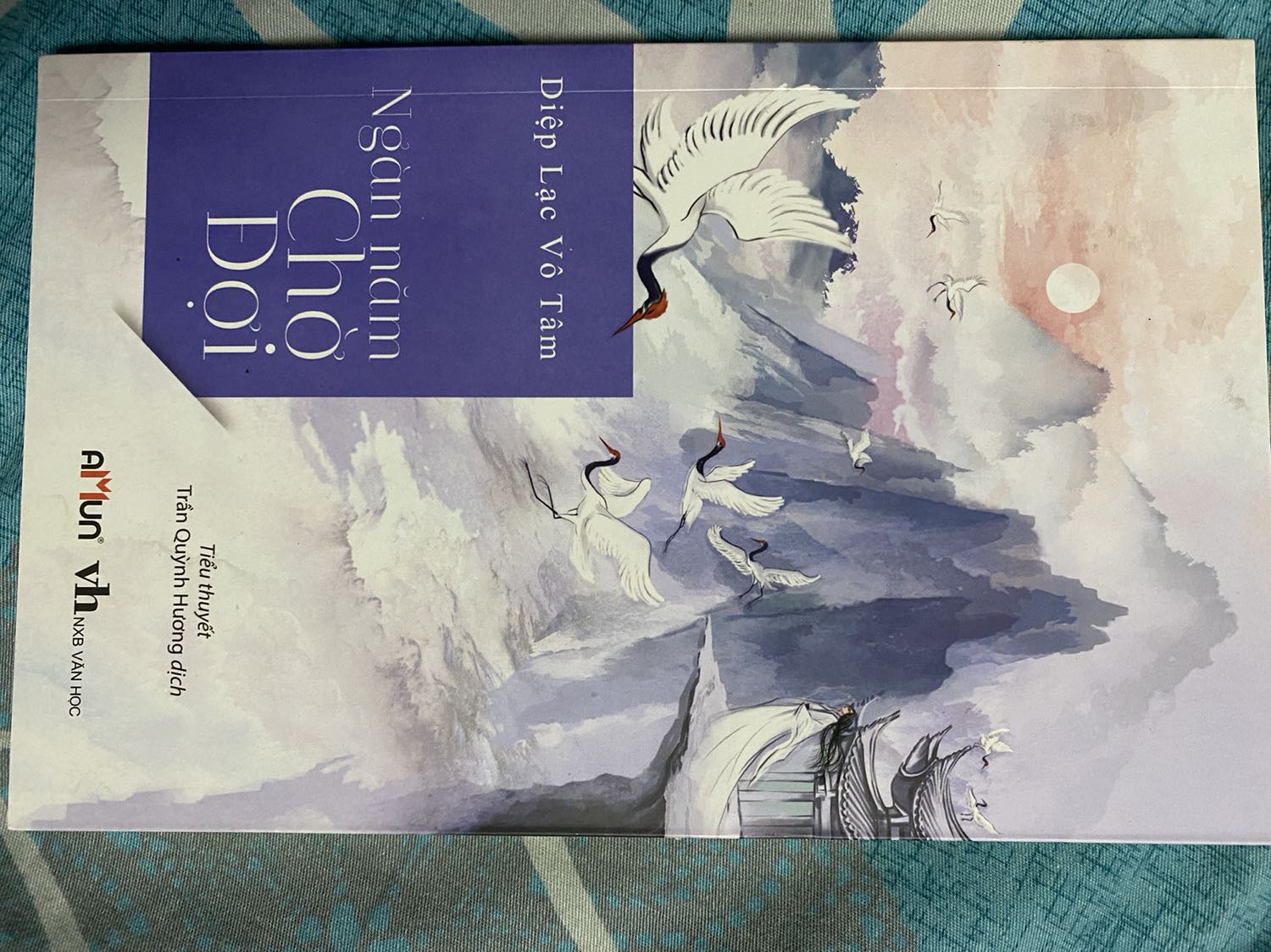 quyển này đọc nhẹ nhàng dễ thương lắm luôn, đọc từ 2017 xong làm mất mà yêu quá nên phải mua lại