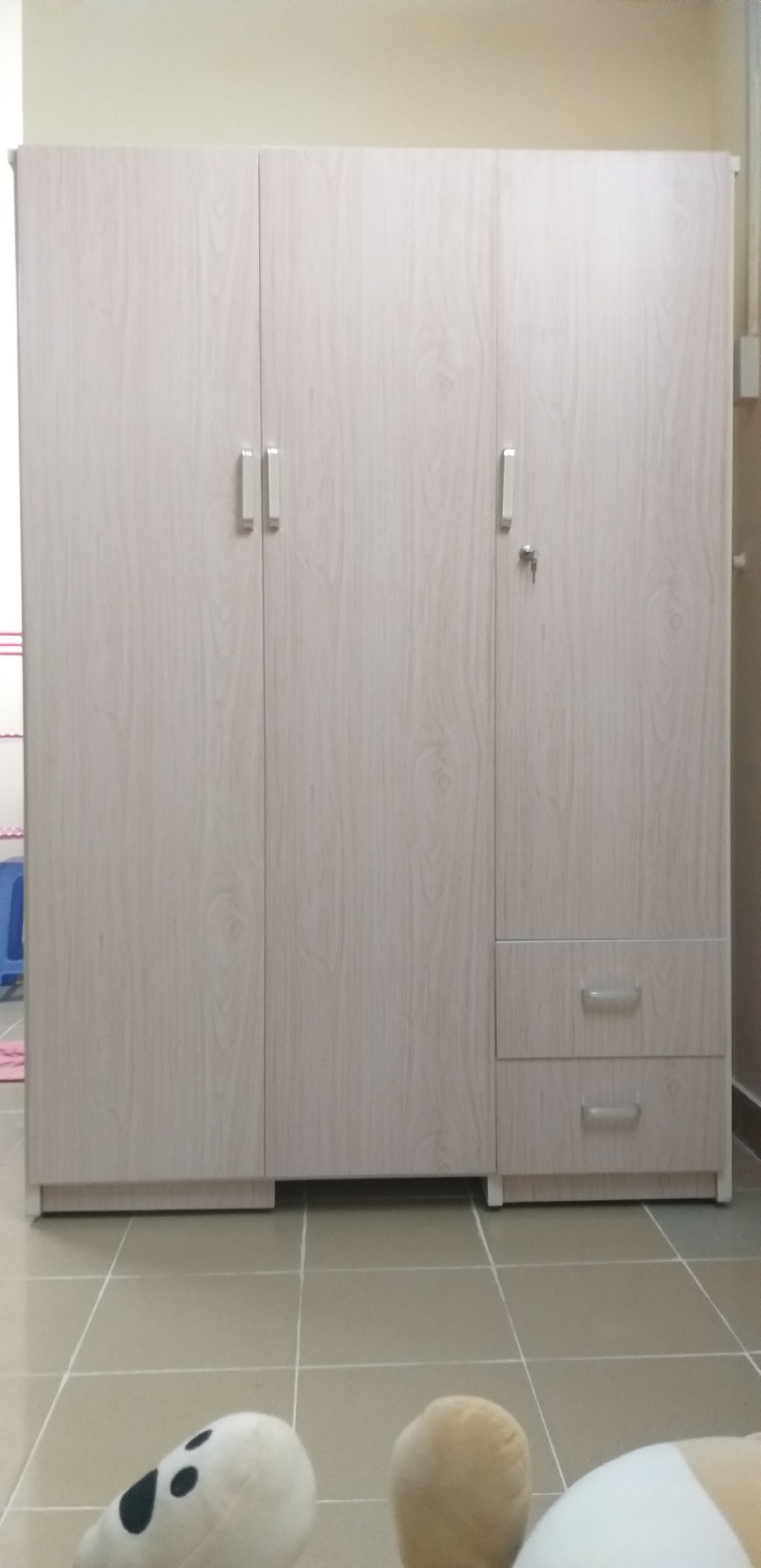 Mình đặt tủ ngày sale 12/12/2020. Đến ngày 21/12/2020 shop mới liên hệ giao, ngày 22/12/2020 thì mình nhận được hàng. Vì là hàng cồng kềnh, phải đóng ráp nên mình thấy thời gian giao vậy là cũng hợp lý. Các bạn nên chọn thanh toán khi nhận hàng để kiểm tra hàng ok thì trả tiền, nếu tủ có lỗi thì không nhận, đổi trả tủ mới rồi thanh toán sẽ đỡ rủi ro hơn.

Shop giao tủ đã ráp nha, mình chọn màu gỗ sáng, khi nhận là màu gỗ nhưng hơi hồng hồng nha, chắc nhựa Việt Nam nên vậy, tủ hơi mỏng nhưng chắc chắn, không có mùi nhựa nha, các bạn yên tâm, mình thấy cũng dễ thương. 

Mình ở Nhà Bè, Shop freeship á. Chỉ có 1 chú giao hàng bằng xe máy chắc shop thuê, chú nhiệt tình vác tiếp tủ vô phòng giúp mình. Bạn nữ nào ở 1 mình nên nhờ sẵn anh nam nào vác tiếp nha do chỉ có 1 người giao hàng thôi, bạn nữ không khiêng nổi đâu. Mấy bạn ở trên lầu thì càng khổ. Nên hỏi shop kỹ trước khi mua: ráp hay không ráp, phí như nào cho chắc. 

Như hình, tủ đóng hơi ẩu tí, tay cầm dạng thường nhìn không đẹp á, đóng không đều nữa, các ngăn đựng được nhiều đồ, khá chắc chắn, bản lề cửa tủ cũng là loại thường, cửa tủ đóng bị hở tí, treo đồ 1 tháng coi sao, mình nghĩ chắc bụi sẽ vào được á. các hộp tủ kéo hơi rít. Hy vọng shop đóng ráp tủ kỹ tí để có uy tín với khách hàng.

Tủ Việt Nam tự đóng vầy là ok rồi, ai mua mình sẽ giới thiệu shop^^