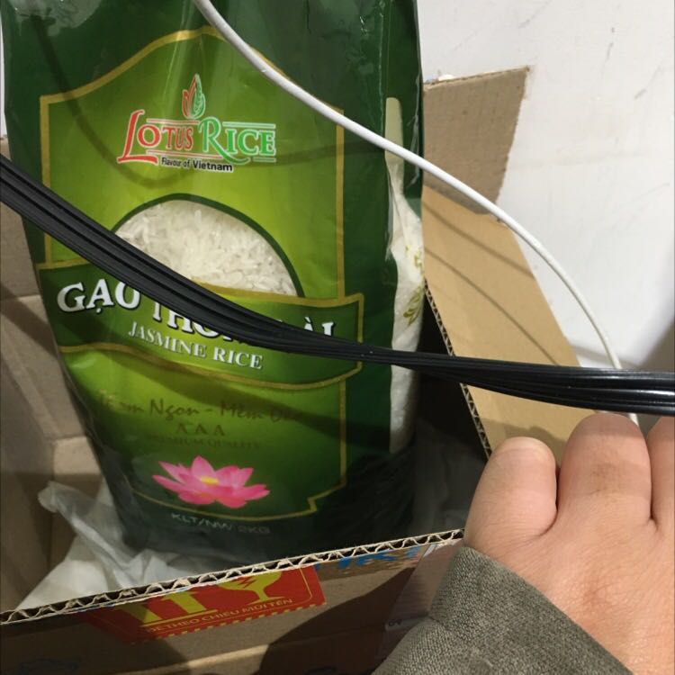 Hàng đóng gói hộp đẹp, dán chữ hàng dễ vỡ. Nhưng bên trong không có tí nào xốp chống va đập :))). Shop giao hàng nhanh. Hàng như trong hình.