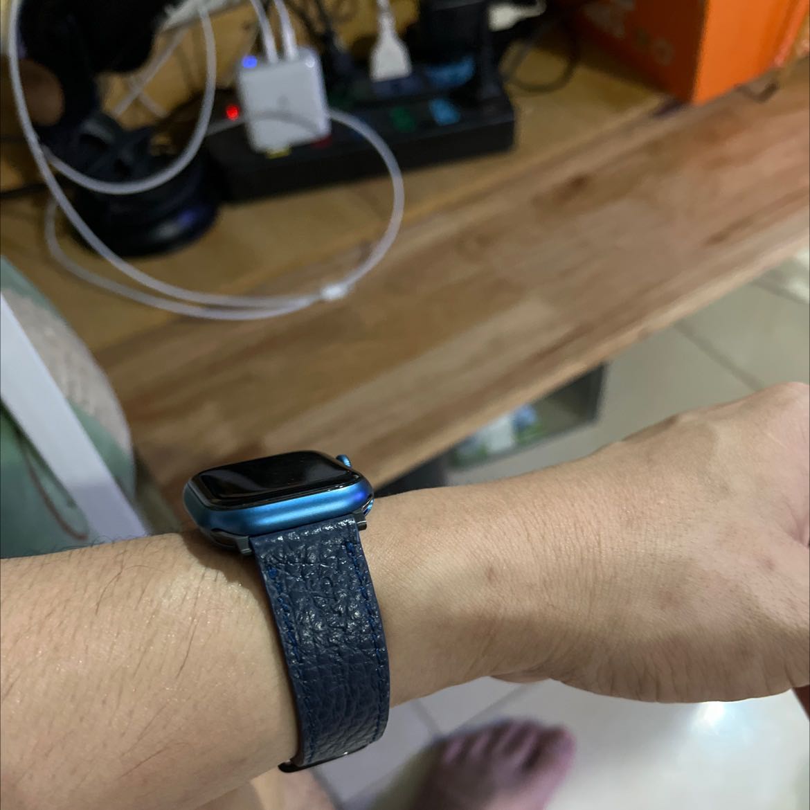 Dây chất lượng ổn, có vẻ hơi nhỏ so với apple watch series 7.