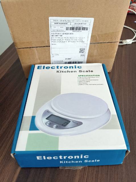 Cân xài ổn, 2 cục pin tiểu chắc phải thay loại tốt mới dùng lâu được, mình cân thử 1 muỗng bột cafe 5gr nhẹ hơn cân 1 muỗng nước 5ml