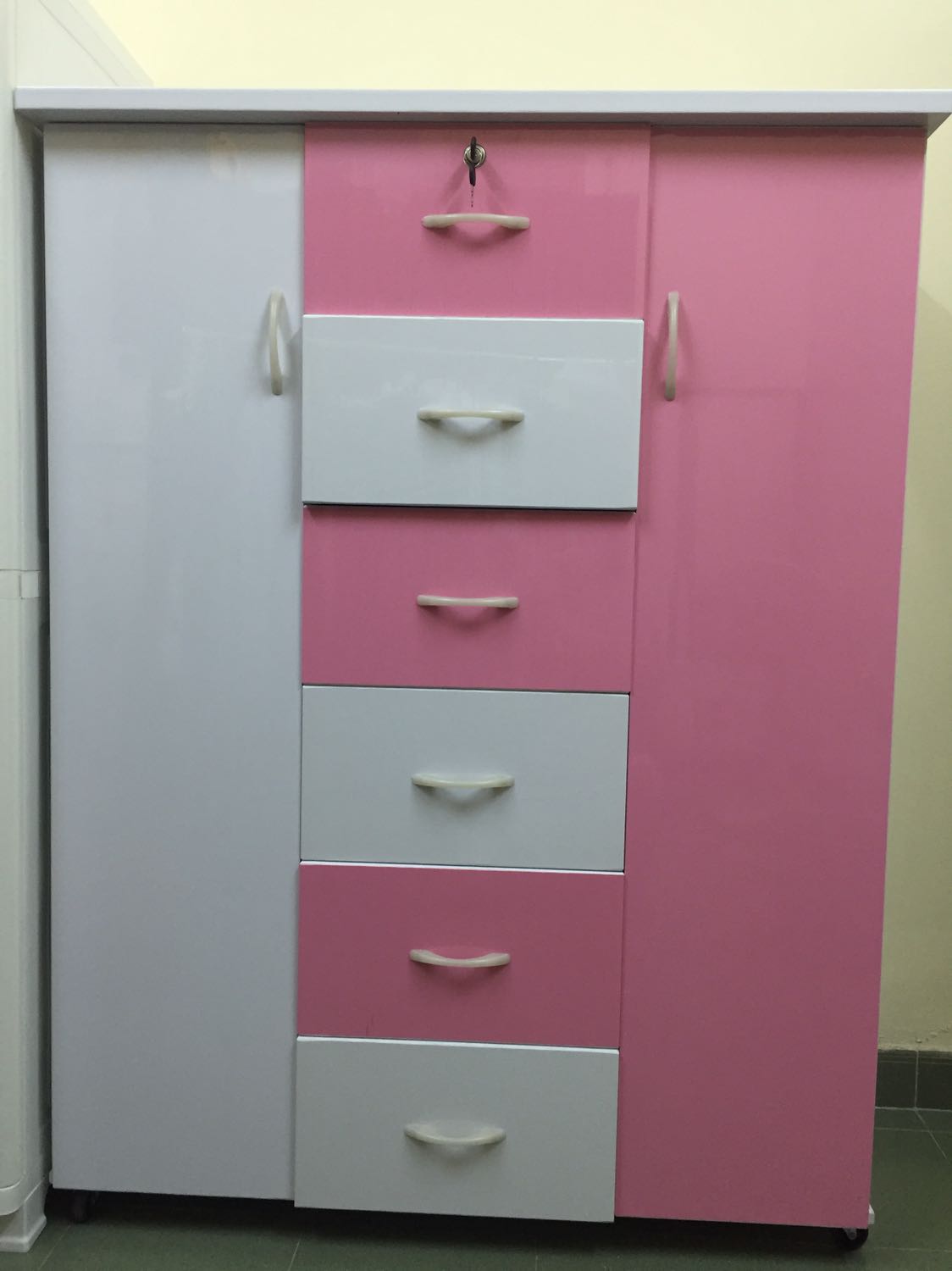 Shop giao hàng nhanh. Tủ có chiều cao vừa phải. Có bánh xe nhỏ tiện di chuyển nếu cần. Tủ mới nên có mùi nhựa và mùi keo dán khá nồng. Phải dùng giẻ ướt lau trong ngoài và mở cửa tủ, mở hộc. Hy vọng mấy hôm nữa hết mùi.