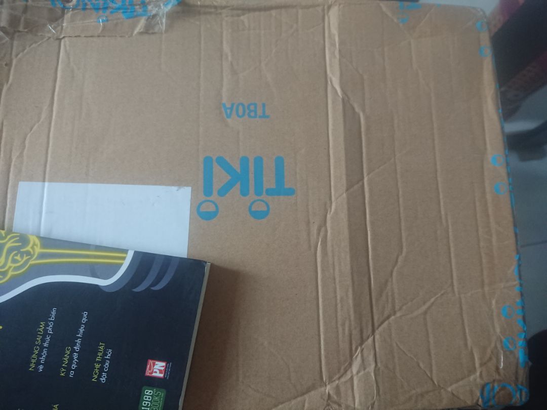 + Mình góp ý là nên bọc mỗi quyển lại vì khi vận chuyển cái hộp sẽ bị méo mó như hình, làm cho sách bị gãy các góc, ma sát với hộp làm trầy sách => Trải nghiệm khi nhận hàng kém!
+ Về nội dung, chưa có đánh giá!