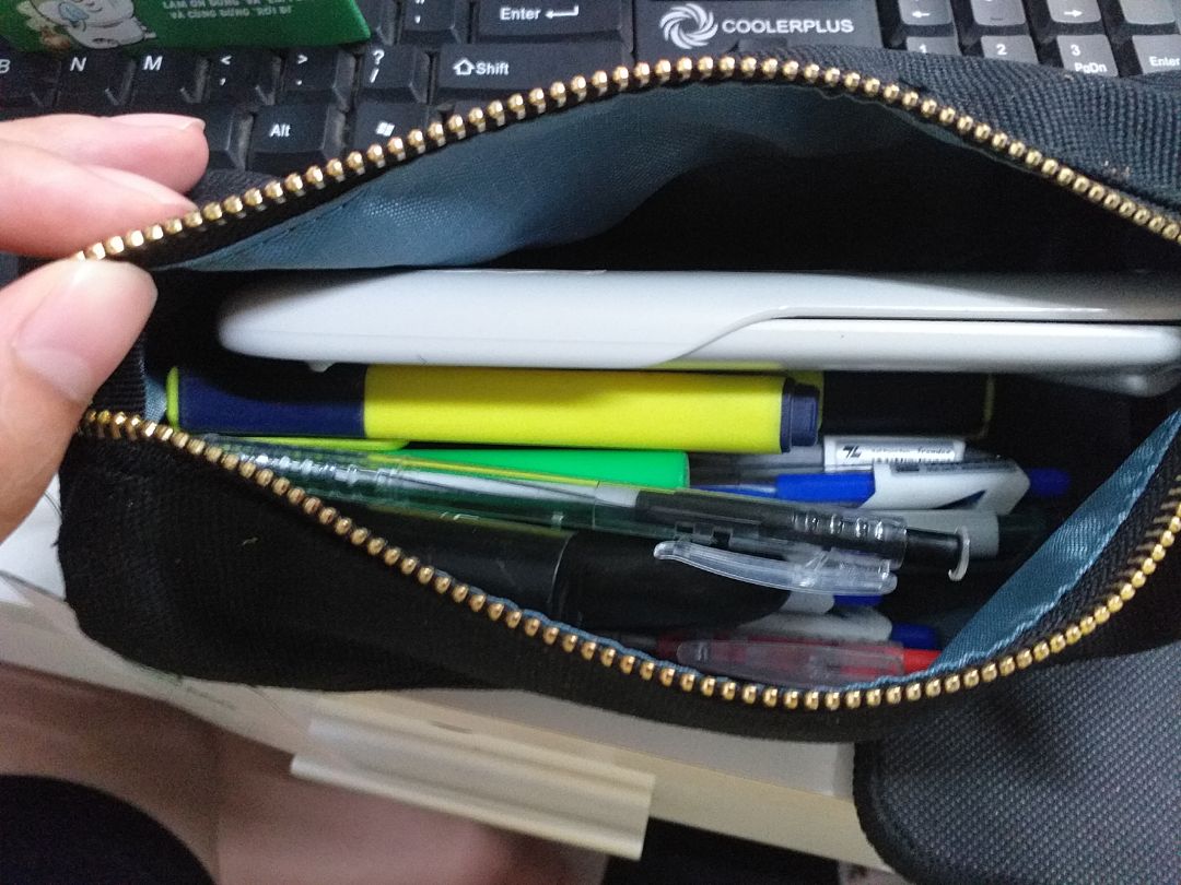 chời ơi chủ shop nói chuyện siêu yêu luôn,giao hàng lại nhanh lại còn có phiếu cảm ơn hơi bị đáng yêu,hộp bút khá là rộng đựng bút viết vi vu để cả son máy tính luôn mà còn khá rộng,chất vải dày siêu bên theo thời gian...so vs bỏ 149k thì túi hơn cả sự mong đợi,đáng mua và chắc chắn sẽ quay lại và rủ bạn bè xài cặp..