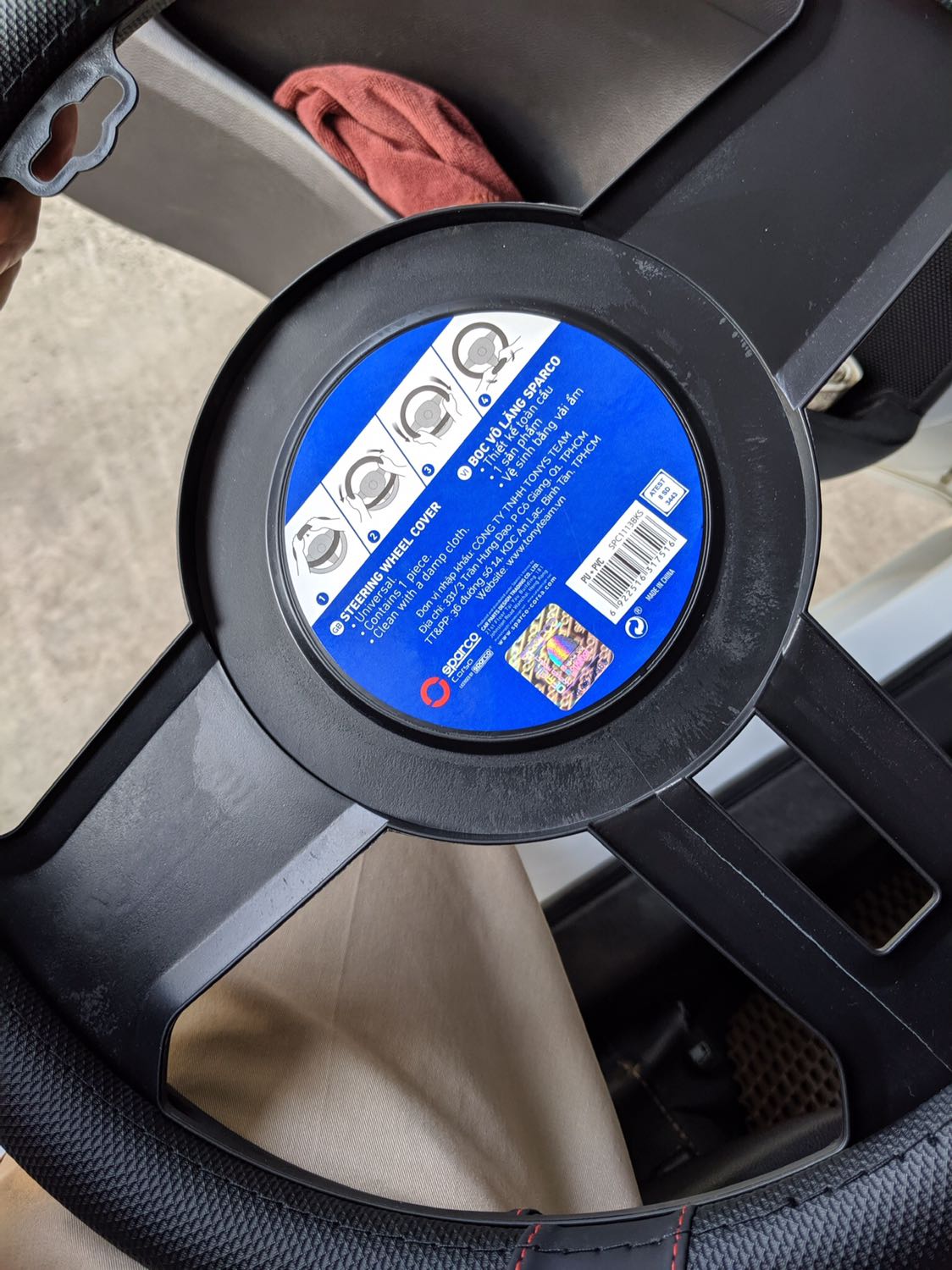 Cao su cầm khá dễ chịu, bao chặt volang, nhưng ko bao trùm đc hết. Có tem chống hàng giả, cơ mà chỉ dán vào cái khung chả liên quan j đến cái bọc volang, chung quy ko chắc tem đó có tác dụng j ko. Đặt mua xong thấy trên *** rao bán 195k 😁 chưa đc cầm tận tay cái đó nên ko dám so sánh