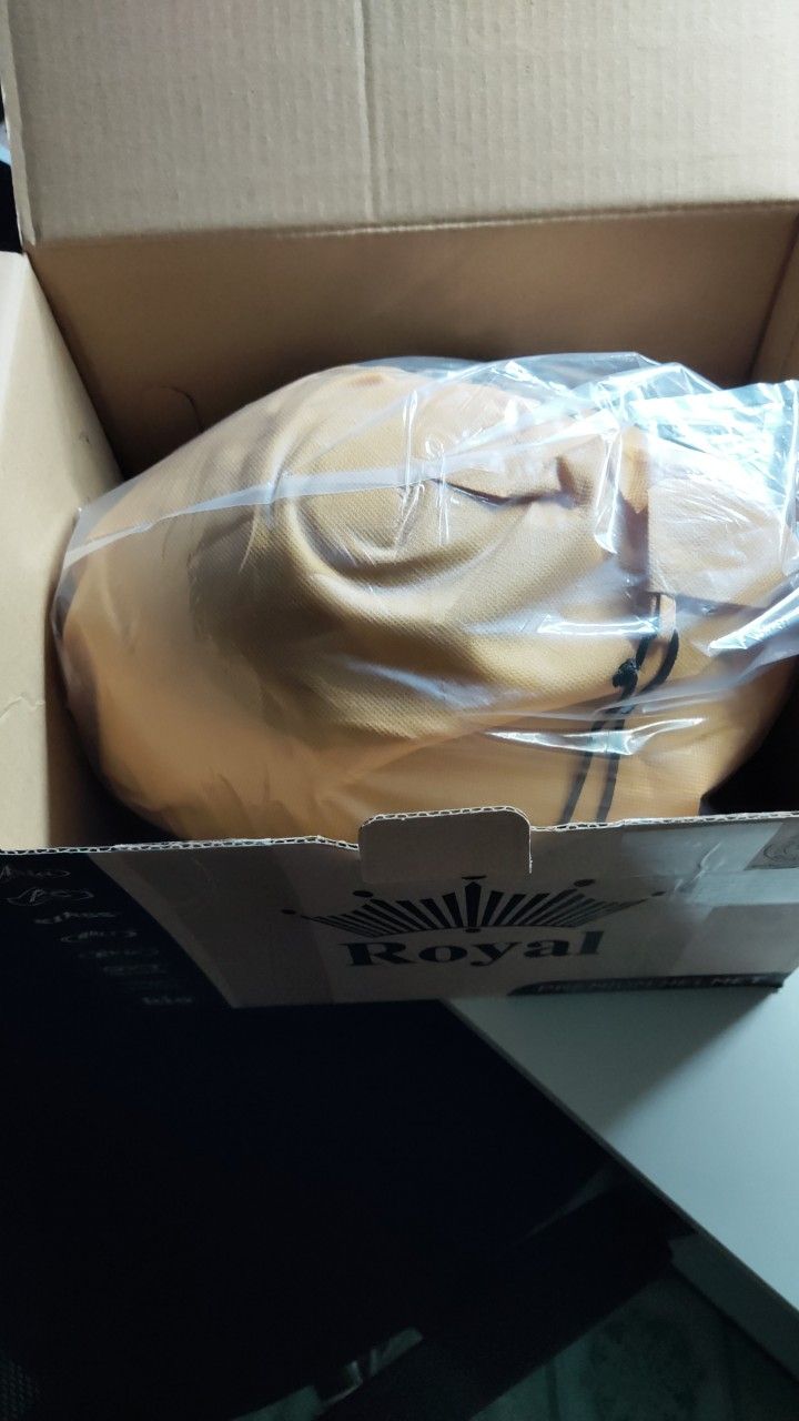 Hàng giao đúng như hình ảnh quảng cáo, đẹp, có túi đựng, đóng gói cẩn thận. Nhưng kính có vết vân tay và 1 vết gì màu trắng, có lẽ không gì đâu nhỉ. Độ bền thì chưa *** và cũng không muốn *** độ bền cũng như khả năng bảo hiểm đâu.