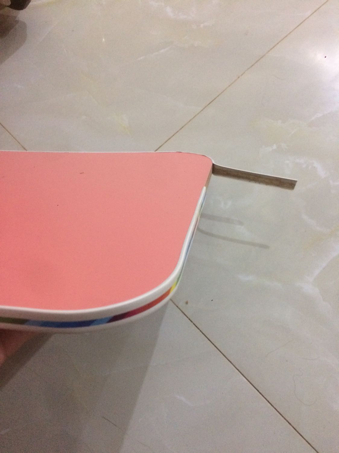 - Quá tệ,  mua tin tưởng tiki không kiểm tra.
- vừa mở cái chân rớt bay vít chân, hờn luôn
- thua cả cái bàn 40k mọi người thường mua có chữ cho bé học.