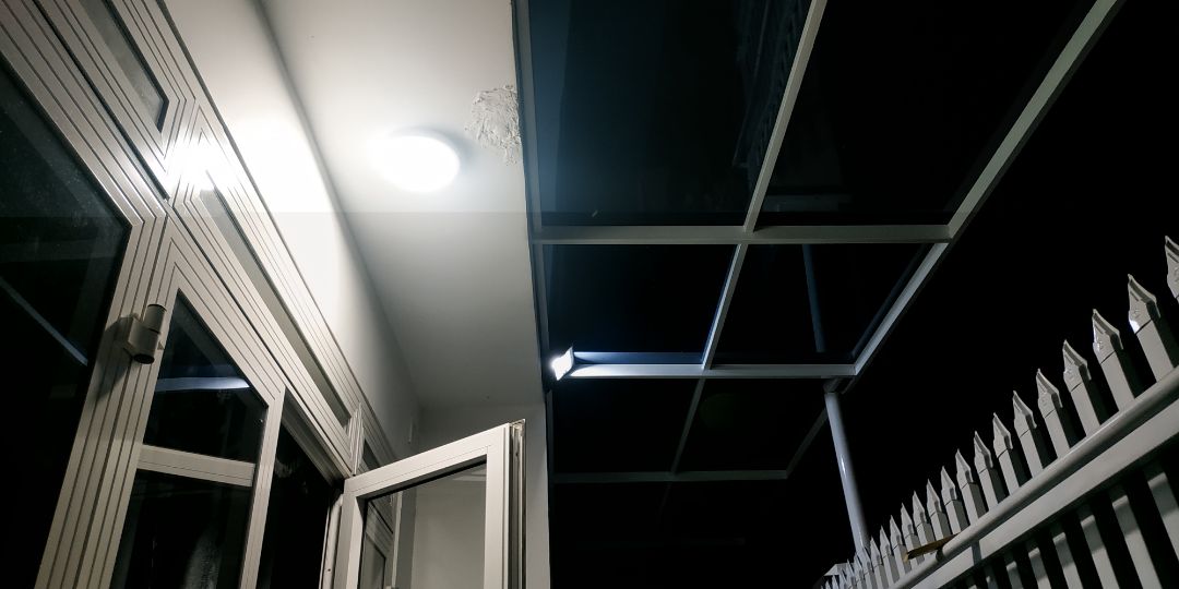 Thực tế đèn sáng tầm 10-15w, bòng đèn mình chụp cùng có công suất 18w.
Đóng góp kỹ, khung cho pin không tốt, mềm, khó cố định vị trí.
Dây đủ, ban đầu cảm thấy chắc chắn.
Về thời gian, mới cho sáng liên tục tầm 5 h và đang sáng.