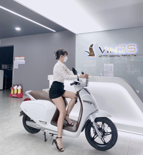 Sự lựa chọn quá hoàn hảo trong thời điểm này 
𝗞𝗟𝗔𝗥𝗔 𝗔𝟮 𝗧𝗥𝗔̆́𝗡𝗚 𝗡𝗚𝗢̣𝗖 𝗧𝗥𝗜𝗡𝗛 🤍🤍
𝗚𝗶𝗮́ 𝗻𝗶𝗲̂𝗺 𝘆𝗲̂́𝘁: 𝟮𝟲.𝟵𝟬𝟬.𝟬𝟬𝟬

- Tốc độ tối đa: 60km / 1h
- Khả năng leo dốc 20% khi chở người 65 kg đạt hiệu suất 9km/ h
- Dung tích cốp 20 lít, có thể chứa 2 mũ bảo hiểm nửa đầu.
- Chìa khóa RF, bao gồm: Nút khóa, nút mở xe, nút tìm xe
- Đạt tiêu chuẩn chống nước cho ắc quy IP67  
- Chế độ bảo hành ắc quy: 1 năm, bảo hành xe: 3 năm

Inbox để được hỗ trợ 
📞 *** Ms. Ngoan 
🎁 Các phần quà hấp dẫn có giá trị lên đến 200k 🎁
——————
Vinfast - Mãnh liệt tinh thần Việt Nam