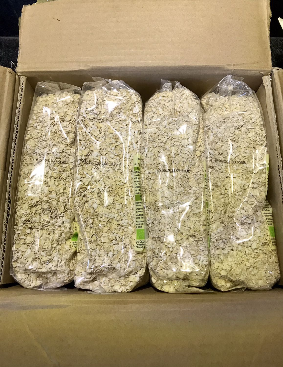 Lần đầu tiên mình order brand này về dùng thử, trước giờ vẫn quen dùng Quaker Old Fashion 4.52kg. Một vài note nhẹ:
- Đóng gói rất cẩn thận. Hàng date rất xa (2023).
- Mở túi yến mạch ra mùi rất thơm.
- Mình mua về làm granola, loại này thì ko thích hợp lắm. Quaker Old Fashion thì hạt to hơn, dày hơn làm granola ngon hơn. Trong khi loại này thơm, mịn, nát hơn, mỏng, sẽ phù hợp cho các bé ăn dặm or làm overnight oat.
- Chưa bao giờ thất vọng khi mua các loại hạt, ngũ cốc trên tiki, dịch vụ tốt. Mặc dù giá có cao hơn tí, phí ship cũng cao hơn tí, nhưng hàng xịn & dịch vụ tốt.