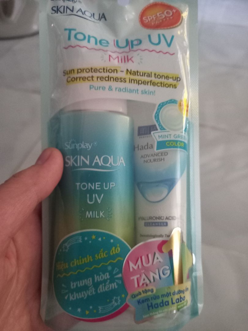 kcn skin aqua là chân ái của mình rồi, dùng mãi thôi, lần này săn sale rẻ, lại còn đc tặng thêm tuýp kem rửa mặt nhỏ xinh bên trong nữa.
 Tiki thì giao hàng siêu nhanh. mình mới đặt hqua thì hnay đã nhận đc hàng, từ HCM tới Nha Trang.