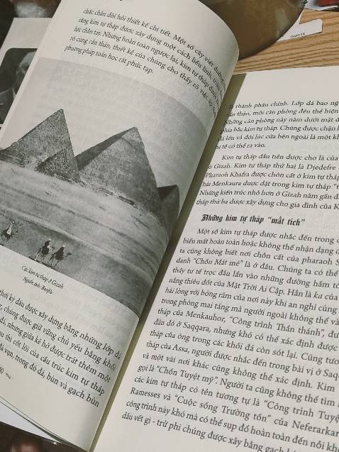Điều đầu tiên thu hút mình là bìa sách tiếp đến là nội dung. Mặc dù tựa sách là "Thần thoại Ai Cập" nhưng mở đầu tác giả không đề cập ngay mà đi từng phần của quá trình hình thành nên thần thoại bao gồm cả tư tưởng tôn giáo, lối sống, sinh hoạt, văn hoá đã hình thành và ảnh hưởng đến thần thoại như thế nào. Nội dung bên trong hàm chứa rất nhiều nội dung có giá trị khác nữa không chỉ riêng các câu chuyện về những vị thần Ai Cập được thờ phụng thôi không. Mình cảm thấy sách bổ ích, có giá trị tham khảo nữa.