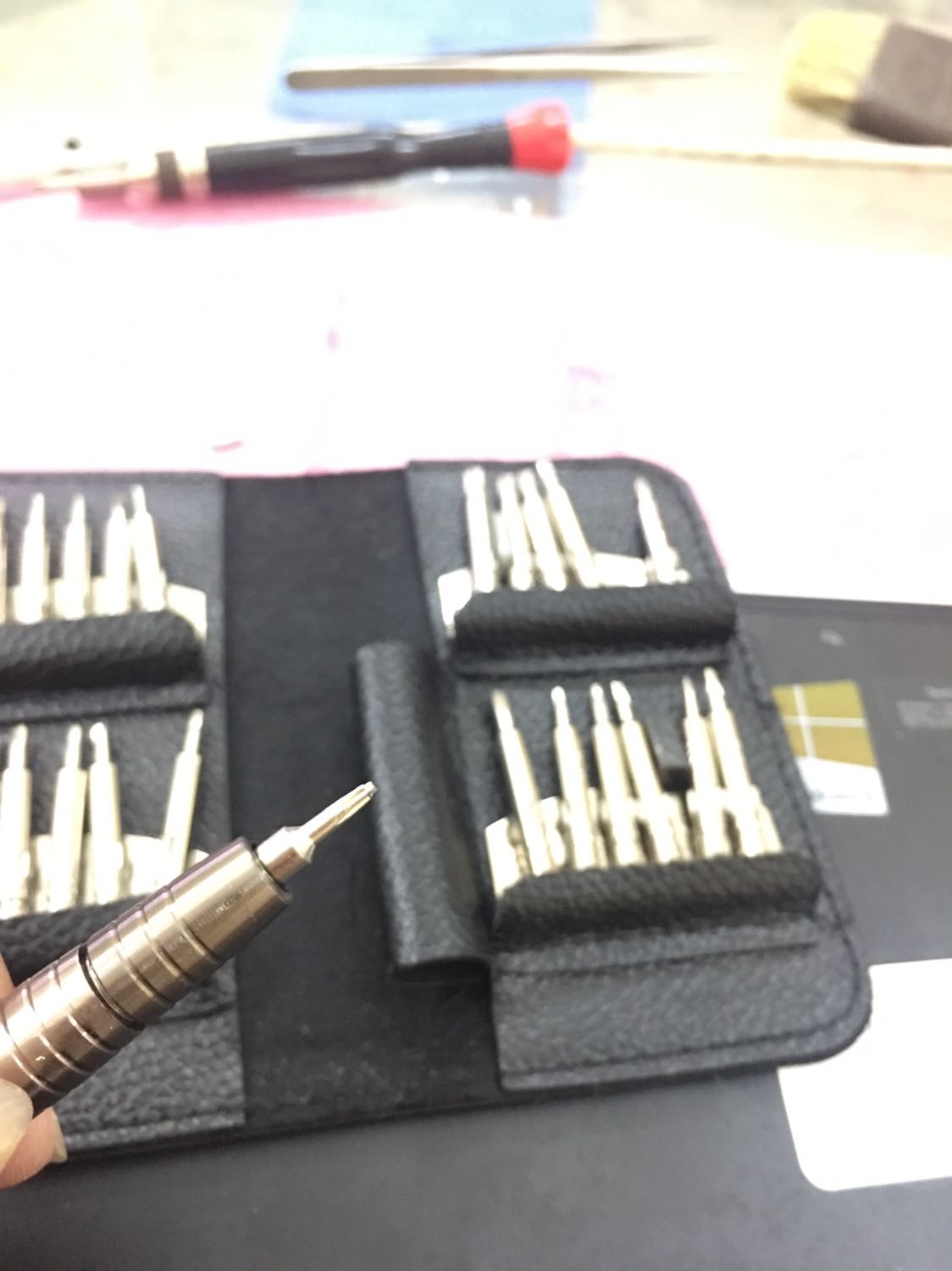 Tiki giao hàng chuẩn, đúng hẹn không có gì phàn nàn cả
Còn sản phẩm thì đẹp nhưng chất lượng thì hzzz!!! Mới vặn được có cài lần đầu vít đã tròn vo vậy rồi. Trắc quăng sớm