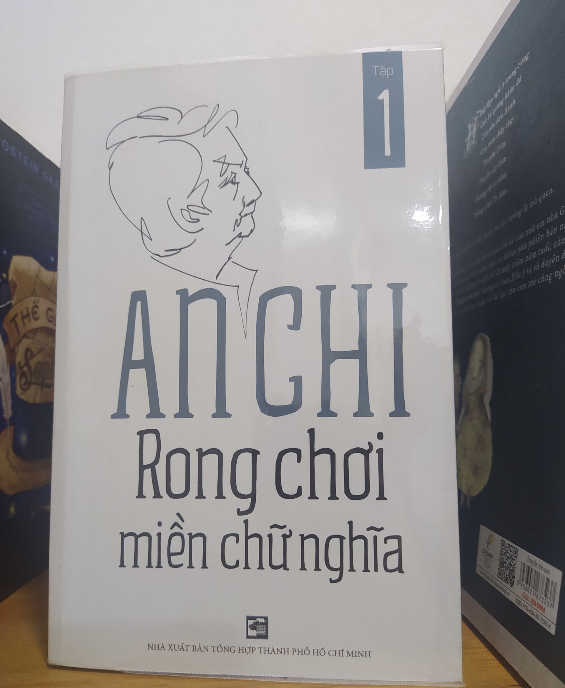 Sách mình nhận được đẹp, mới tinh tươm, sách bìa trắng nhưng do mình xài bookcare nên yên tâm không sợ bị dơ.