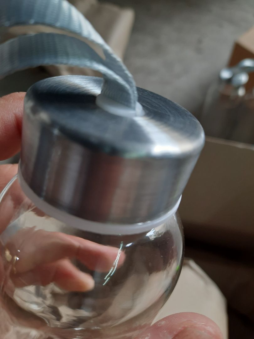 đóng gói ..rất kỹ .. ok .. hàng thì quá tệ .. mới nhận hàng ..mà nắp chai mốp và có dấu hiệu bị oxy hóa hết. sao dám sài đây ..