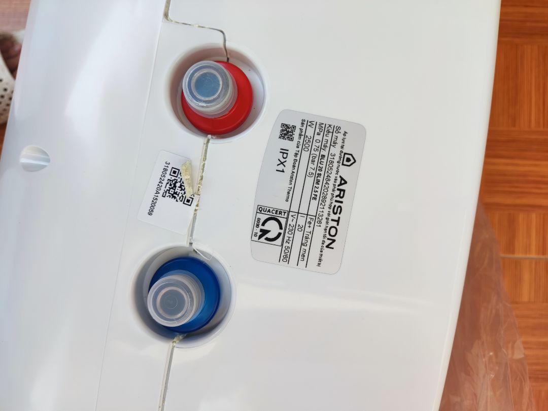 hàng mới, nguyên hôp... nhưng có hiện tượng bị tháo ra sửa chữa (cái này chỉ là phỏng đoán, ko chắc chắn). tại thấy có nhiều vết cậy sước, khe hở khá lớn(chắc lô có vài ba cái, ai xui thì dính thôi). còn về chất lượng sp dùng thử thì thấy bình nóng nhanh, giữ nhiệt tốt (tắt từ tối qua để qua đêm sáng nay dậy vẫn còn nước nóng để dùng).