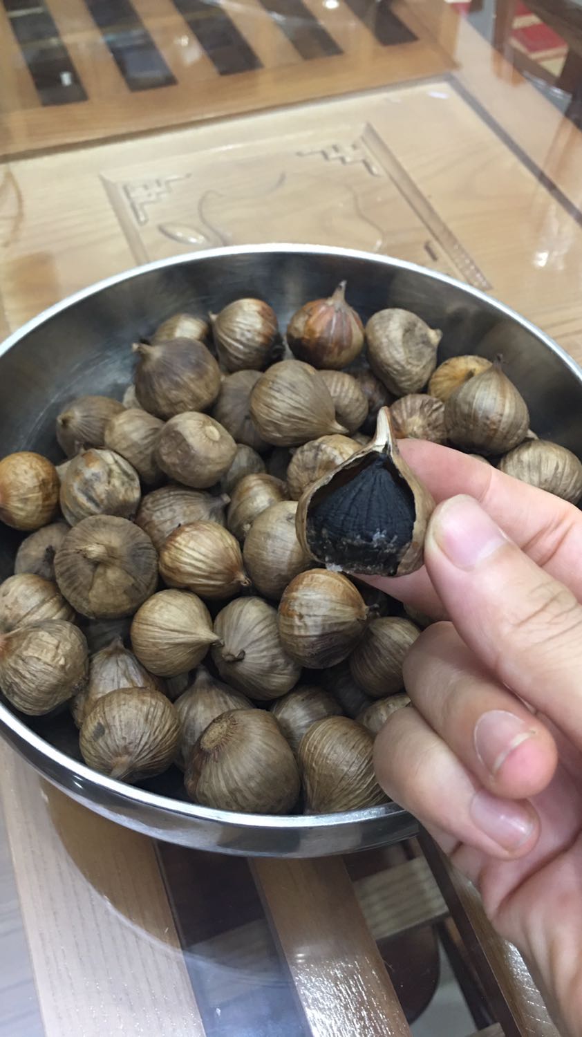 Mua quà tặng cho mẹ nhân ngày sinh nhật mẹ. 
Máy được bọc đóng xốp kỹ càng. 
Mẻ tỏi đầu tiên đã được ra lò. Tỏi ngon, khô vừa,vị ngọt. Ông bà ăn tấm tắc khen còn nói tỏi ngon không kém gì tỏi mua của Học Viện Quân Y.
Mình thích máy này vì có nhiều mức thời gian chọn làm được nhiều size tỏi. Máy Chắc chắn và dày dặn. Các nút bấm nhạy. dễ sử dụng. Có đầy đủ sách hướng dẫn. Tỏi làm ra ngon , khô.
Máy này được nhà sản xuất làm cả video hướng dẫn rất chi tiết. 
Nói chung là hài lòng. Sẽ ủng hộ shop tiếp.