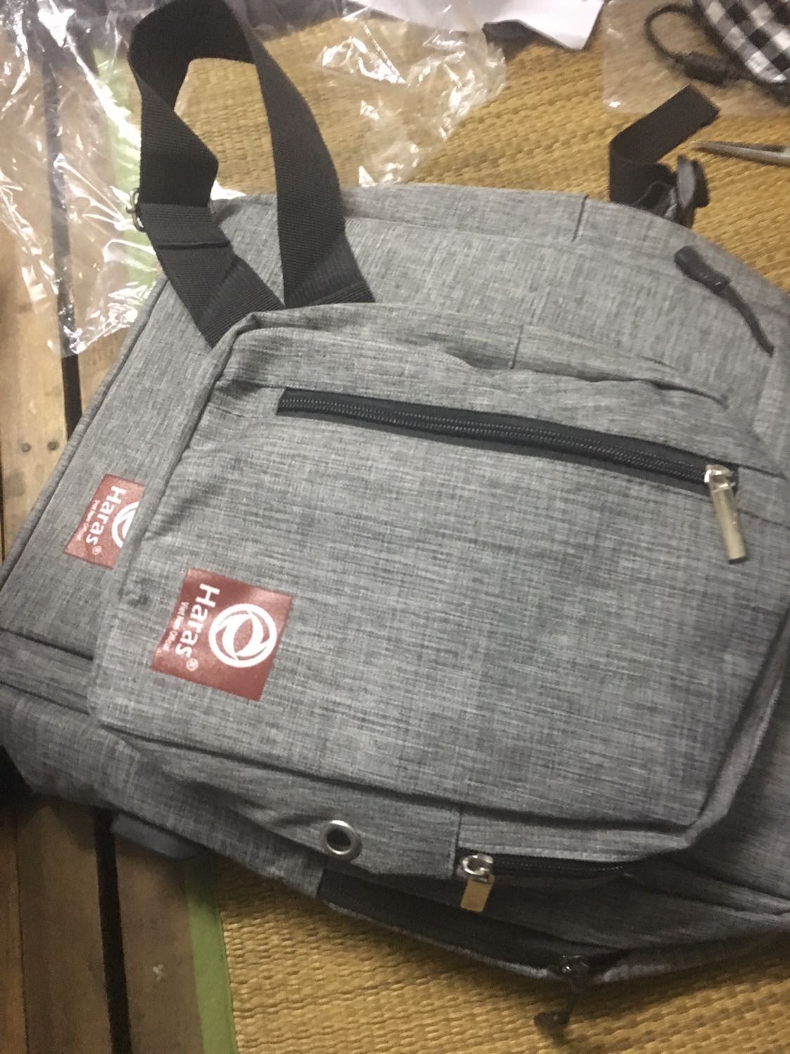 Giao hàng nhanh, 1 vài lỗi nhỏ có thể bỏ qua và ngăn hơi bé. Nhìn chung hài lòng