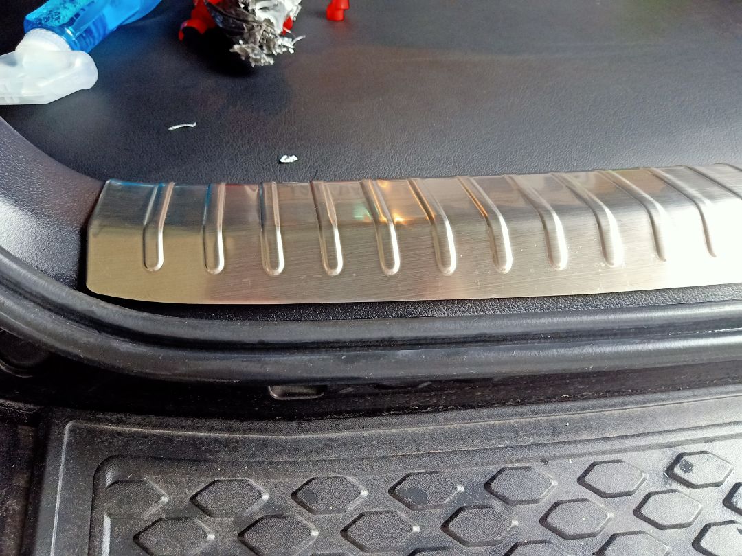 chất lượng gia công kém, công vênh, viền k đc mài gây sắt bén, k ôm sát khung viền gây kẹt cửa ==> k sử dụng đc