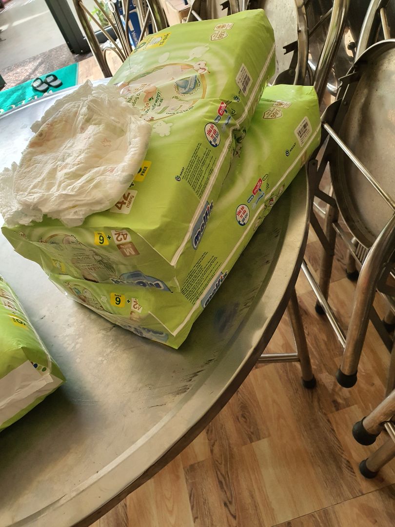 giao hàng nhanh, nhân viên giao hàng thân thiện, nhiệt tình, bỉm sờ hơi cứng, chưa xài nên ko biết có thấm hút tốt ko