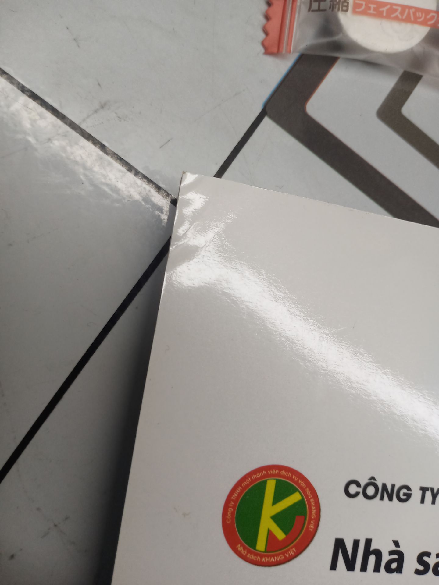 Sách giao tới bị móp sẵn ở hai góc đằng sau. Về hình thức bên ngoài trông cũng rất ổn, tuy nhiên chưa khơi được cảm hứng đọc lắm. Về bên trong thì chất giấy tạm ổn nhưng nội dung thì quá tuyệt vời. Trước khi thi hsg văn mình ôm mỗi cuốn này với mấy tài liệu trên lớp thôi mà vẫn đậu. Những bạn nào thi chuyên văn rất nên mua cuốn này, đừng tiếc tiền mà hãy mua đi không phí đâu rất hay đó. Ai đang phân vân có nên mua hay không thì cứ mua đi nhé không hối hận đâu các bài văn trong này bài nào cũng rất sâu sắc và thuyết phục, câu văn rõ ràng mà tinh tế vô cùng. Nhất định phải có trong kệ sách của mình nhé các bạn ❤