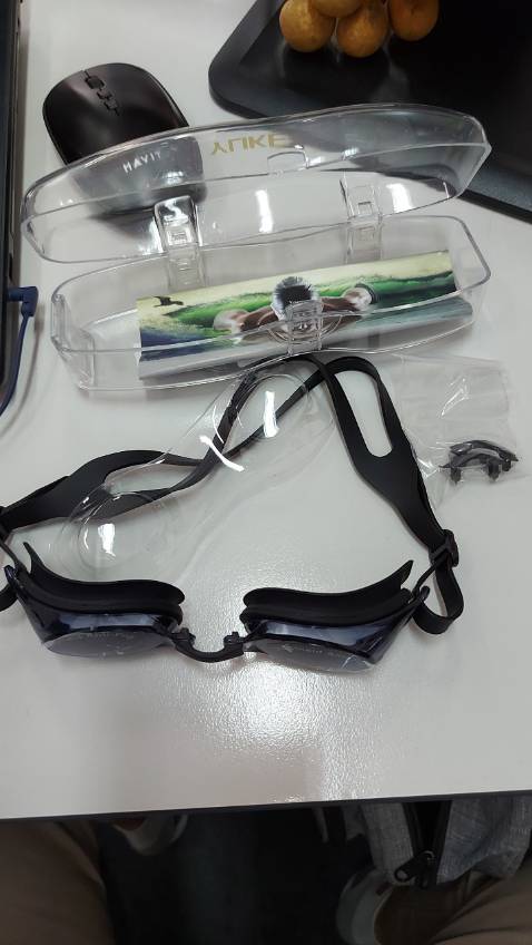 Chưa dùng nhưng shop đóng gói quá kĩ (gói cái kính mà gần 3m ni lông xốp), mẫu mã đẹp, viền kính mềm, ôm khít.