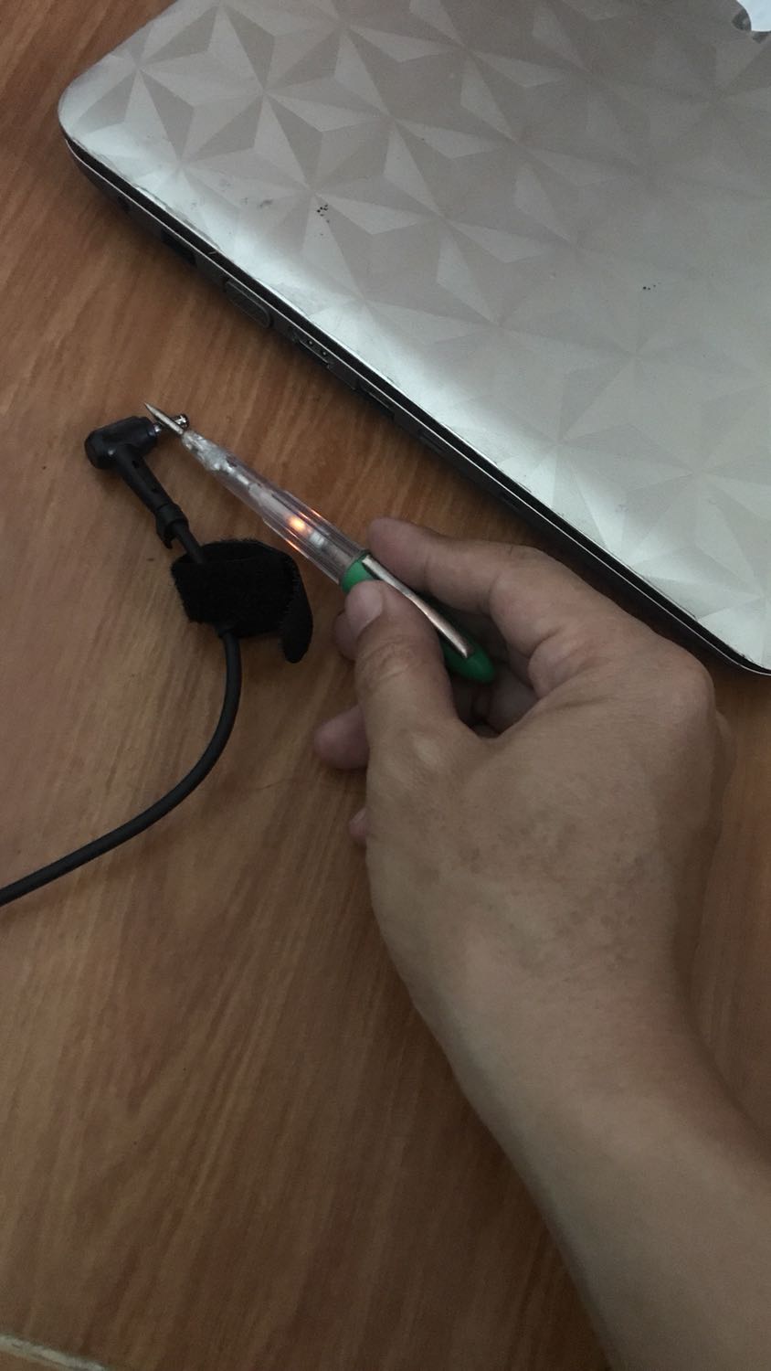 Khi mình cắm vào ổ điện thì đầu sạc bị nhiễm điện ra bên ngoài dẫn đến giật giờ mình muốn đổi thì phải lsao ạ