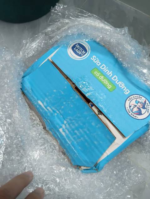 Mình mua thùng 48 bịch sữa Dutch Lady nhưng khi mở ra thì nhiều bịch có dấu hiệu mốc, hôi, và một số bịch khác thì phồng, sắp hư do bị ngâm trong sữa từ những bịch đã bể trước đó. Liên hệ tổng đài thì chỉ được hỗ trợ mã giảm giá 8%, vừa mất thời gian vừa không giải quyết được vấn đề chất lượng. Đây là trải nghiệm không tốt và mình không muốn mua lại trên Tiki. Mọi người nên cân nhắc kỹ trước khi đặt.