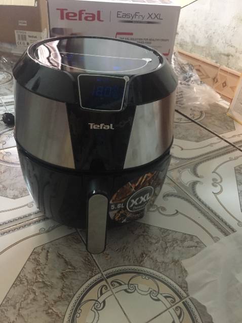 Nồi cứng cáp, dung tích lớn, có thể chiên được 1 con gà. Nồi được giao nhanh (khoảng 1 ngày), bọc chống va đập cẩn thận, quà tặng kèm được giao sau đó vài ngày. Bảo hành cũng đơn giản, chỉ cần quét QR hoặc đăng nhập trên web là có thể đăng ký bảo hành online được.
Lần đầu khi dùng máy sẽ có mùi nhựa. Mình đã tham khảo hướng dẫn trên web để khử mùi nhựa bằng cafe sữa và khá hiệu quả. Từ lần sau đó, khi chiên nướng sẽ không còn mùi nhựa nữa.
Mình chọn Tefal vì lớp chống dính hiệu quả và nhiệt độ nướng cao, tiết kiệm thời gian. Tuy nhiên, khi nướng vẫn phải lật mặt và lúc nướng sẽ có tiếng hơi ồn xíu, nhưng không phải vấn đề lớn. Mình đã thử vài món và thành công bước đầu. Dù là nồi điện tử nhưng bố mẹ mình tuy lớn tuổi cũng không gặp khó khăn mấy trong quá trình sử dụng.
Nhìn chung, mình khá hài lòng với nồi chiên này của Tefal