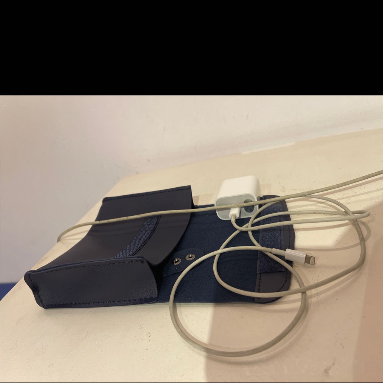 Sản phẩm đúng mô tả, tiện dụng. Có cả bao nhỏ để đựng cáp sạc các loại, trong bao nhỏ shop tặng thêm 2 dây để buộc cáp. Dù là chi tiết nhỏ thôi nhưng tinh tế hữu dụng. Rất hài lòng