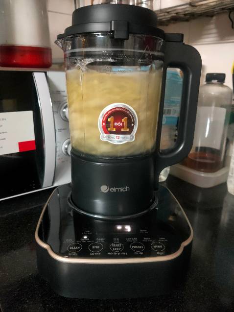 Máy công suất mạnh nên hạt xay nhuyễn-mịn, sữa không hề lợn cơn, mất 32-33p cho 1 mẻ sữa - khá nhanh.
Máy chạy êm, không ồn, chân đế có 4 nút cao su nên máy được cố định chắc trên mặt phẳng láng.
Giá khuyến mãi trên Tiki rất tốt so với các sàn thương mại điện tử khác.
Tôi rất hài lòng.