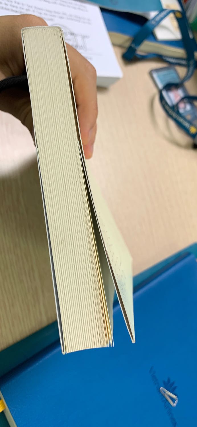 Bìa sách rất bẩn và bụi. Gây sách có nhiều nếp gấp không đều, Giấy bị cong. Mong Tiki có chính sách bảo quản và kiểm tra sách kỹ càng hơn trước khi giao cho khách hàng.