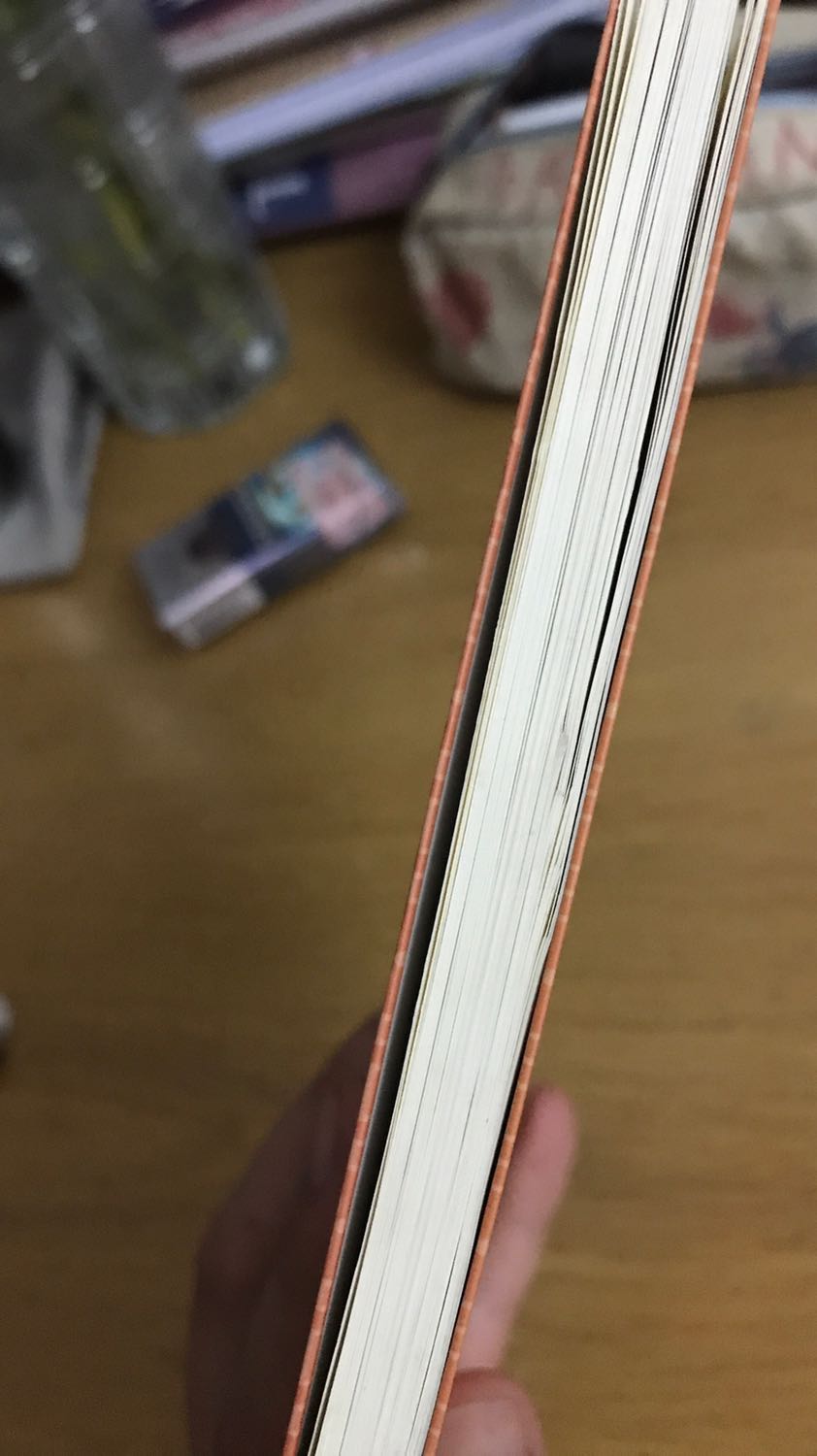 Sách còn nguyên NHƯNG ko có bọc nilon mà chỉ đơn thuần bỏ vào box r giao cho mình nên sách khá bụi phải lấy 1 tí nước lau
Do k có bọc ngoài nên 1 số trang bị dính Đen 
Còn lại tốt