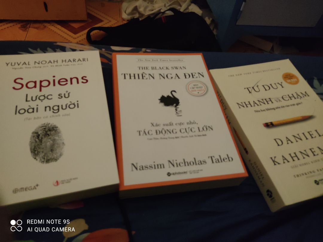 tuyệt vời, sách có nhiều dẫn chứng, mô tả bằng từ ngữ thông dụng, mặt dù bản thân mình biết rằng những người làm nghiên cứu khoa học viết research báo cáo rất căng, ngôn ngữ rất khó hiểu cho người thường và ngoài ngành, nhưng điểm hay ở chỗ họ biến hoá được những từ ngữ này rất hay để số đông đọc giả được theo dõi từng chữ như được lắng nghe 1 câu chuyện, đi theo 1 chặng đường khám phá ra những điều kỳ bí trong não bộ.