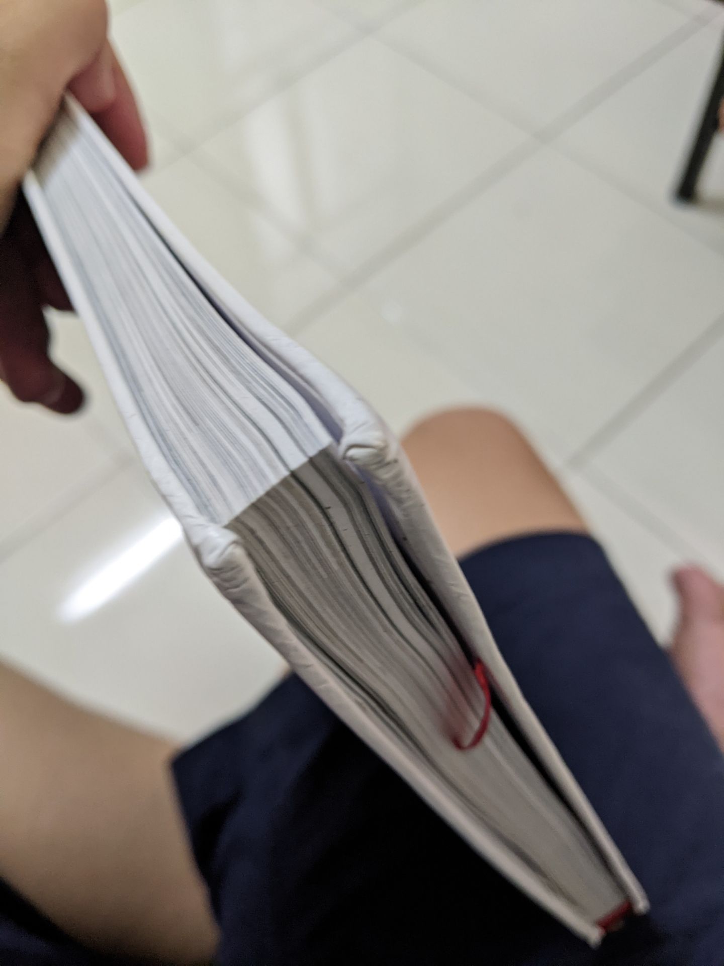 Ko biết có phải chủ ý nghệ thuật theo tinh thần của sách hay sao mà bìa ko chỗ nào là ko móp méo, cong gấp thế này...