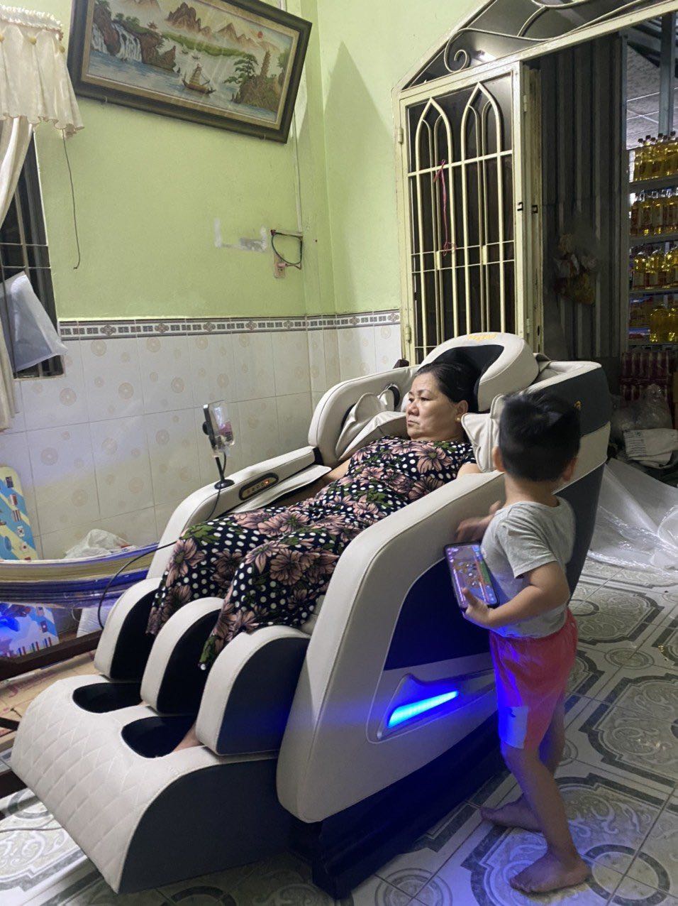 Ghế đẹp như mô tả. mình cũng đã tìm hiểu các dòng ghế 3D của những hãng khác r thì em này là ổn áp nhất. So với giá tiền mà mua được chiếc ghế massage như thế này là quá ổn áp rùi đó mọi người. 
Khung ghế khá to và chăc chắn. Massage êm, mẹ mình rất thích. có quà tặng kèm theo.