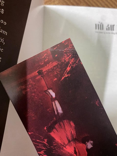 Sách có biểu hiện bị mở ra nhiều lần, không còn mới, bị bận và đóng gói ẩu làm bookmark bị cong. Nếu để mình đọc thì không sao nhưng mình mang đi tặng mà đóng gói thế này thì quá thất vọng