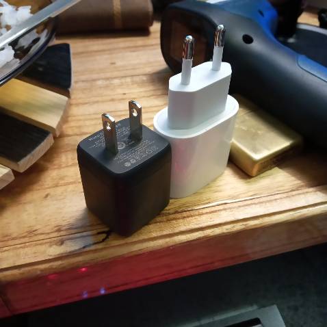 Có tem nhập khẩu Ngôi nhà Đức gì đó là được rồi khỏi cần mã gì mấy bạn ơi, đọc mấy review 1-2* kêu *** mà phì cười :))
Giờ là phần đánh giá cục sạc này của tôi chi tiết nhất trên sàn Tiki: sạc Apple góc cạnh đường viền rất sắc nét, rờ phê y như đầu cáp tặng kèm của iPhone, chữ nghĩa in rõ ràng, sắc nét không kém, Made in China, tốc độ sạc như quảng cáo của Apple, nhớ là sạc nhanh lên đến 80% sẽ sạc chậm hẳn và nhiệt sẽ mát gần như lúc chưa sạc vì lý do gì thì mấy bạn google thêm để hiểu, cơ chế đó là đúng. Tiện tôi có cục sạc PD của Anker lôi ra *** nhiệt so sánh, liệt kê chi tiết trong bảng mấy bạn tham khảo nhé, nói chung không chênh lệch nhiều lắm. Chọn sạc nào là tùy cá nhân mỗi người, cứ chuẩn PD tương thích iPhone là được, tôi thì dùng cả Anker lẫn Apple.