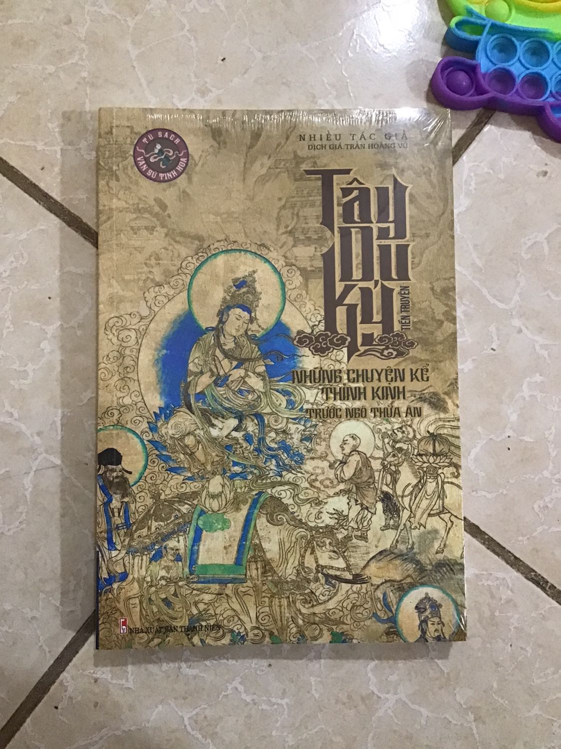Rất yêu thích Tây Du Kí nên muốn tìm hiểu thêm về nó. Sách mới,bao kĩ,nguyên màng Co,khổ rộng,mỏng hơn nhiều so với tưởng tượng của mình. Thấy là giá bìa 199k cao quá,mà để cuốn này lâu rồi không thấy giảm giá nhiều,dao động trên dưới 150k chút ít,nhưng đang thích nên chiến luôn.
