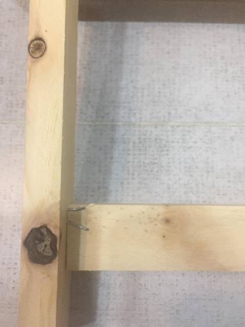 Mình mua bàn xếp của Vhappyshop lần thứ 2. Lần này hoàn toàn thất vọng và trái ngược với lần trước. Mặt bàn bị trầy trụa, kích thước nhỏ hơn lần trước. Dàn chân bàn là miếng ván mỏng, ọp ẹp, thấp hơn đợt trước phải đến 3cm, đinh bắn xiên ra ngoài nguy hiểm và dễ gây tổn thương khi thao tác setup bàn. Mình đính kèm hình ảnh cả 2 đợt mong Vhappyshop đổi lại sản phẩm như đợt 1. Đừng làm khách hàng thất vọng. Mình còn giới thiệu người khác.