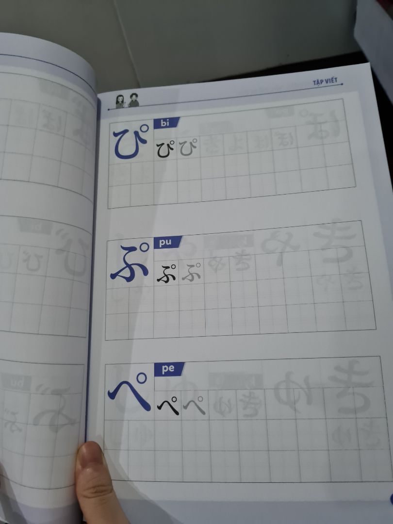 Sách còn lỗi, chữ thiếu, chữ sai. Mới xem được 1 ít. Trang 27 thiếu chữ ge. Trang 33 là chữ pi. Được cái sách trình bày đẹp, giấy tốt.