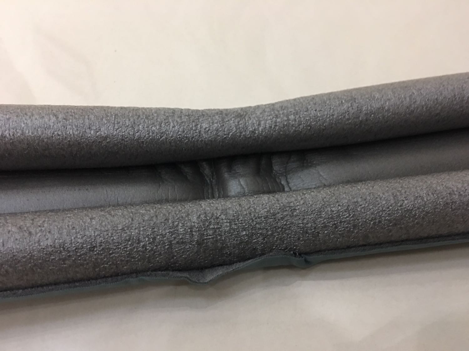 Giao hàng đúng hẹn. Shop cuộn kỹ quá nên bị bung keo xíu xíu. Cách âm ổn áp. Có dịp sẽ mua món khác ủng hộ shop. Cám ơn shop và Tiki !